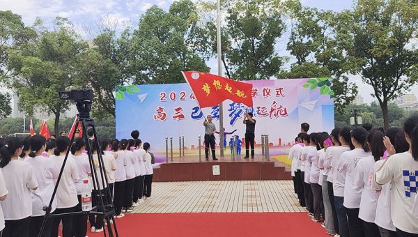 炎暑难阻青春志，斗志昂扬入高三